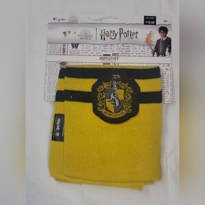 Brand New Harry Potter Hufflepuff  Scarf Emblem Yellow Black